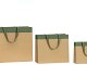 buste in carta avana con striscia verde e maniglie in grosgrain verdi